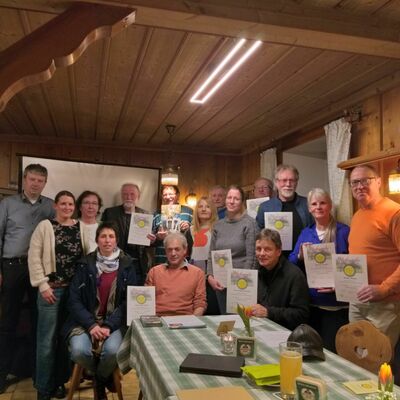 13 frisch gebackene gepr�fte Obst- und Gartenfachwarte erhielten jetzt ihr Zertifikat. Einige der Absolventen werden bald selbst ihre Schnittkurse anbieten.