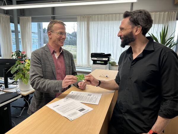 Landratsamt führt Bezahlkarte für Asylbewerber ein