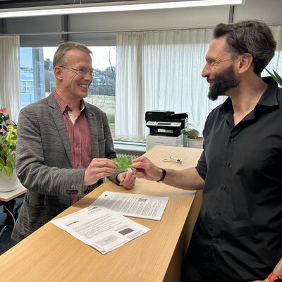 Schrittweise wird die Bezahlkarte fr Asylbewerber nun im Schwarzwald-Baar-kreis ausgegeben. Jan Hauser, Leiter des Amtes fr Soziale Sicherung, Pflege und Teilhabe (links) und Daniel Springmann, zustndiger Sachgebietsleiter beim Landratsamt (rechts) zeigen im Infopoint fr Asyl im Landratsamt, wie die Karte aussieht.
