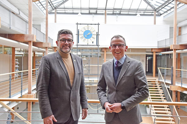 Niko Reith und Landrat Sven Hinterseh