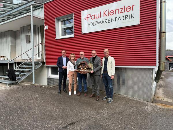 v.l. Thomas Albiez, Hauptgeschftsfhrer der Industrie- und Handelskammer (IHK) Schwarzwald-Baar-Heuberg, Antje und Johannes Kienzler, Firma Paul Kienzler, Landrat Sven Hinterseh und Brgermeister Jrg Frey, Schonach.