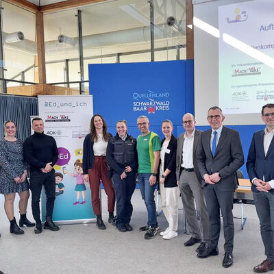 Klaus Kuhnt (Kreismedienzentrum), Laura Sunseri (Gesundheitsnetzwerk Schwarzwald-Baar-Kreis), Holger Mungenast (Kreisjugendamt Schwarzwald-Baar-Kreis), Pia Wenzler (bwlv Fachstelle Sucht), Jessica Hakenjos (Polizeipräsidium Konstanz, Referat Prävention), Dirk Scherer (AOK Schwarz-wald-Baar-Heuberg), Meike Kreysing (Gesundheitsnetzwerk Schwarzwald-Baar-Kreis), Harald Ret-tenmaier (Geschäftsführer AOK Schwarzwald-Baar-Heuberg), Landrat Sven Hinterseh (Landratsamt Schwarzwald-Baar-Kreis), Dr. Hatem Saleh (Leiter des Gesundheitsamtes Schwarzwald-Baar-Kreis)