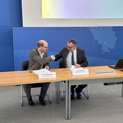 Unterzeichnung der Kooperationsvereinbarung durch Herrn Harald Rettenmaier (Geschäftsführer der AOK Schwarzwald-Baar-Heuberg) und Landrat Sven Hinterseh (Landratsamt Schwarzwald-Baar-Kreis)