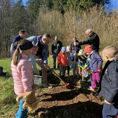 Die Pflanzung der Roteiche wurde begleitet von Landrat Sven Hinterseh, dem Amtsleiter des Kreisforstamts Frieder Dinkelaker sowie den Frstern Tom Ekert und Marisa Schwenninger. Brunlingens Brgermeister Micha Bchle untersttzte die Pflanzung ebenfalls tatkrftig. Die Spende des Baumes erfolgte durch den Kreisverband Schutzgemeinschaft Deutscher Wald (SDW) und dieser war durch Rudolf Fluck und Melanie Olfert vertreten. Besonders engagiert war die Brenklasse 1a der Grundschule Brunlingen, die aktiv an der Pflanzaktion teilnahm.