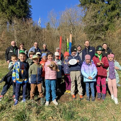 hintere Reihe von links nach rechts: Rudolf Fluck, Melanie Olfert (beide SDW), Landrat Sven Hinterseh, Frieder Dinkelaker, Tom Ekert (beide Forstamt), Micha Bchle (Brgermeister Stadt Brunlingen, 2. v. r.) sowie die Brenklasse mit ihrem Lehrer (hintere Reihe 3. v. r.)