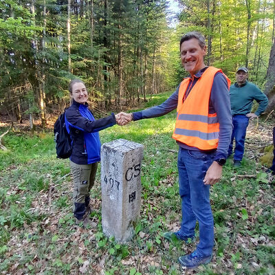 Freundschaftlicher Hndeschlag zu Beginn der Begehung (Lea Grieshaber Kreisvermessungsamt und Urs Gyseler Amt fr Geoinformation Schaffhausen)