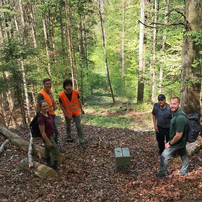 Inspektion eines Grenzpunktes in Steillage