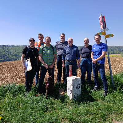 Gruppenbild: Deutsch-schweizerisches Gruppenbild am letzten gemeinsamen Landesgrenzstein