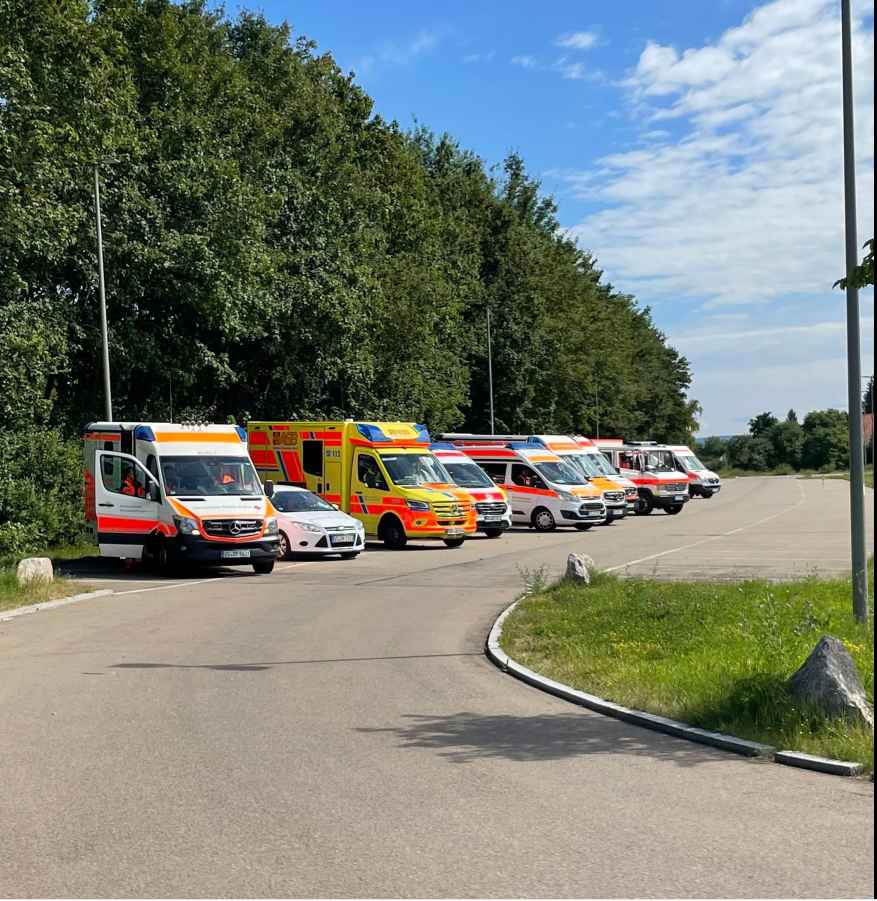 Fahrzeuge des Rettungs- und Sanitätsdienstes auf dem Rettungsmittelhalteplatz