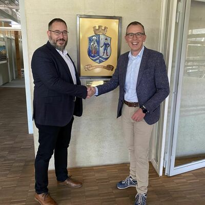 v. l. Der Prsident des Partnerkomitats Bcs-Kiskun Norbert Vedelek war erstmals im Schwarzwald-Baar-Kreis zu Besuch und wurde von Landrat Sven Hinterseh im Landratsamt empfangen.