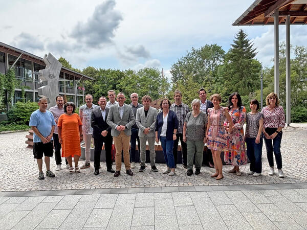 Die geehrten Mitarbeiterinnen und Mitarbeiter gemeinsam mit Landrat Sven Hinterseh und Monika Ziolek, Personalrat: 

Bernd Andre (Straenbauamt, 40 Jahre ffentlicher Dienst), 
Corinna Grimm (Amt fr Soziale Sicherung, Pflege und Teilhabe, 
40 Jahre ffentlicher Dienst), 
Martin Laufer (Amt fr Abfallwirtschaft, 40 Jahre ffentlicher Dienst),

Stefan Lffler (Amt fr Schule, Hochbau und Gebudemanagement, 40 Jahre ffentlicher Dienst), 
Gerlinde Schucker (Jugendamt, 40 Jahre ffentlicher Dienst),

Wilfried Borho (Kommunal- und Rechnungsprfungsamt, 40 Jahre Landkreis), 

Tea Bayraktar (Kmmerei, 25 Jahre ffentlicher Dienst),
Ralf Brodscholl (Landwirtschaftsamt, 25 Jahre ffentlicher Dienst),
Wolfgang Hauser (Dezernat III, 25 Jahre ffentlicher Dienst),
Manfred Schmitt (Amt fr Schule, Hochbau und Gebudemanagement, 25 Jahre ffentlicher Dienst und 25 Jahre Landkreis),
Sandra Vgele (Jugendamt, 25 Jahre ffentlicher Dienst),


Patrick Brachat (Amt fr Soziale Sicherung, Pflege und Teilhabe, Verabschiedung),
Anita Eggert-Maus (Jugendamt, Verabschiedung), 
Gertraud Lohrmann (Landwirtschaftsamt, Verabschiedung),
Manfred Schfer (Kommunal- und Rechnungsprfungsamt, Verabschiedung), 


An der Feierstunde konnten leider nicht teilnehmen: 
Roland Giler (Amt fr Schule, Hochbau und Gebudemanagement, 25 Jahre ffentlicher Dienst),
Carina Hangs (Baurechts- und Naturschutzamt, 40 Jahre ffentlicher Dienst, 40 Jahre Landkreis), 
Maria-Luise Jennessen (Forstamt, 40 Jahre ffentlicher Dienst), 
Stefanie Kaiser (Amt fr Soziale Sicherung, Pflege und Teilhabe, Verabschiedung),
Manuel Kehm (Vermessungs- und Flurneuordnungsamt, Verabschiedung),
Karlheinz Klein (Kmmerei, Verabschiedung), 
Timo Krmer (Rechtsamt, 25 Jahre ffentlicher Dienst), 
Richard Messmer (Amt fr Schule, Hochbau und Gebudemanagement, 40 Jahre ffentlicher Dienst), 
Heike Molnar (Ordnungsamt, 40 Jahre ffentlicher Dienst),
Beate Retzbach (Amt fr Schule, Hochbau und Gebudemanagement, 25 Jahre ffentlicher Dienst, 25 Jahre Landkreis), 
Martina Rottler (Baurechts- und Naturschutzamt, Verabschiedung), 
Ramona Schfer (Hauptamt, Verabschiedung), 
Diana Schleicher (Amt fr Abfallwirtschaft, 25 Jahre ffentlicher Dienst),
Bernd Simon (Vermessungs- und Flurneuordnungsamt, Verabschiedung)