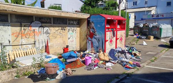 Kwidzinski, Sabrina - 04.07.2025 - PM 289 - Bild Vermüllung an Containerstandort_Beschnitt - Bild