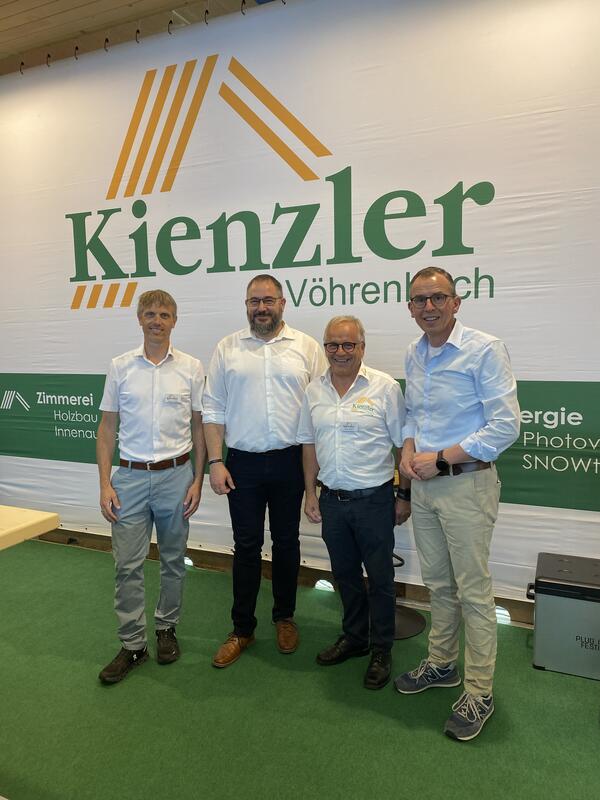 Messebesuch: Landrat Sven Hinterseh mit ungarischem Komitatspräsident bei Kienzler Vöhrenbach