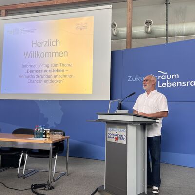 Dr. med. Eckard Britsch, 1. Vorsitzender des Arbeitskreises Demenz begrte die Besucher des ersten Infotages zu Demenz und Altern im Landratsamt.