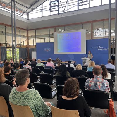 Prof. Dr. Verena Klusmann-Weikopf (HFU) referierte ber Altersbilder.