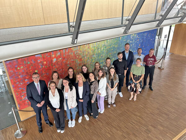 Die Prfung zum Verwaltungsfachangestellten haben bestanden: Sarah Disch, Heike Dolderer, Jessica Guba, Tim Hilbert, Leonie Hlzle, Sophia Kern, Adelina Kraus, Kerstin Lele, Celine Lucke, Anna Muschal, Isabella Reschka, Melanie Schoch; weiter auf dem Bild zu sehen: Landrat Sven Hinterseh, Miriam Gro (Geschftsfhrerin Verwaltungsschule VS), Felix Lucke (Dozent Rechtskunde), Sebastian Duffner (Dozent Haushalts- und Kassenwesen) und Walter Kubas (Dozent Sozialhilferecht).