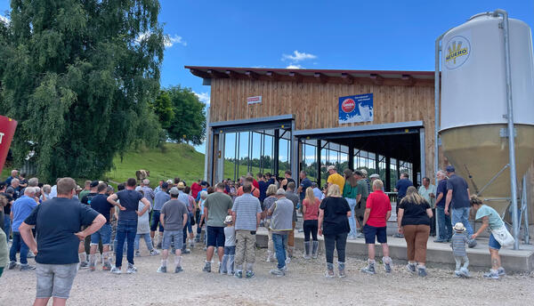 PM 307 Kreislehrfahrt des LWA 2025 neuer Milchviehstall von Thomas und Bianca Schwer in Schönwald.jp
