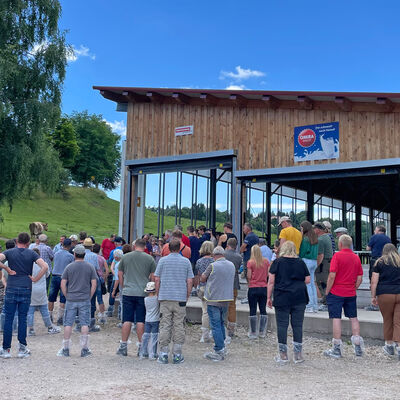 PM 307 Kreislehrfahrt des LWA 2025 neuer Milchviehstall von Thomas und Bianca Schwer in Schnwald.jp