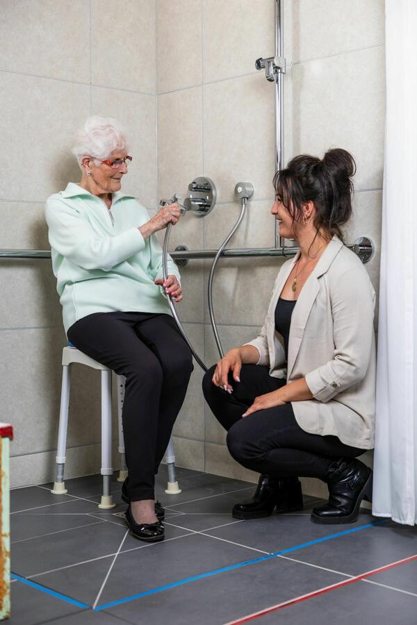 Im barrierefreien Badezimmer der Musterwohnung BEATE werden verschiedene Lsungen und Hilfsmittel aufgezeigt. Am Sonntag, 21. September gibt es bei einem weiteren Rundgang wertvolle Infos und Tipps. Anmeldungen sind ab sofort mglich.