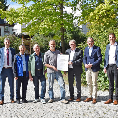 (v.l.: Jrgen Eisenmann, Abteilungsdirektor Landesamt fr Geoinformation und Landentwicklung Baden-Wrttemberg, Werner Obergfell, Landratsamt Schwarzwald-Baar-Kreis, Horst Kern, Stellvertretender Vorsitzender der Teilnehmergemeinschaft Flurbereinigungsverfahren, Bjrn Linhard, Vorsitzender der Teilnehmergemeinschaft Flurbereinigungsverfahren, Dieter Ziesel, Prsident des Landesamtes fr Geoinformation und Landentwicklung Baden-Wrttemberg, Landrat Sven Hinterseh, Christian Marzahn, Stadt Furtwangen.)