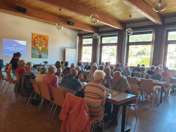 Katrin Felde vom Pflegesttzpunkt des Landratsamtes Schwarzwald-Baar-Kreis informierte beim Seniorennachmittag in Schonach ber den prventiven Hausbesuch, Pflege, barrierefreies Wohnen und Hilfsmittel fr den Alltag.