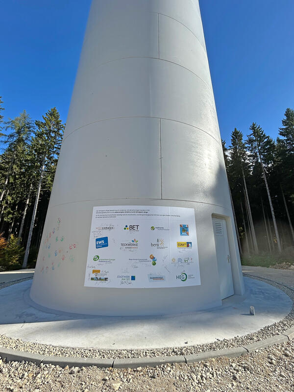 Auf dem H�henzug �L�nge� auf Gemarkung der Gemeinden H�fingen und Donaueschingen realsiert die �solarcomplex GmbH & Co KG - Windpark L�nge� Windenergieanlagen, um klimafreundlichem Strom zu erzeugen.