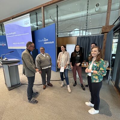 v.l. Landrat Sven Hinterseh, Silke Zube, Leiterin des Jugendamtes, Anna Strom, Sozialplanerin, Sabrina Prasser und Matthias Knipp, ServicePoint Kita, Stefanie Degen, Sozialplanerin freuen sich �ber den Erfolg des ersten Kita-Zukunftsgipfels im Landkreis. Rund 160 Interessierte nahmen daran teil.