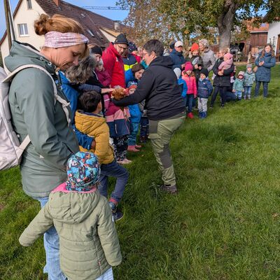 Auf dem Schachenhof in Brunlingen fand ein Familientag statt. Annika Riebe zeigte den Kindern und Erwachsenen, wie Hhner leben, was sie fressen und was sie brauchen, um sich wohlzufhlen.