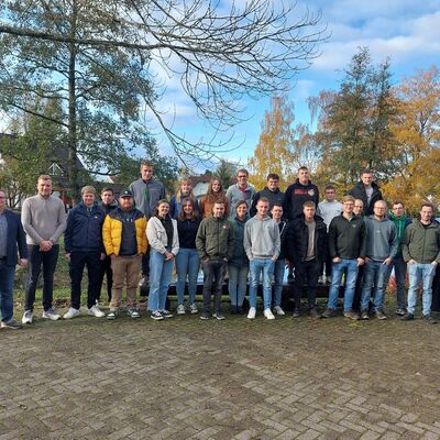 Die Studierenden der neuen Landbauklasse mit Schulleiter Markus Porm, Klassenlehrer Janis Bloh (vorne von links) und dem Fachschulbeauftragten Dr. Manuel Krawutschke (vorne rechts).