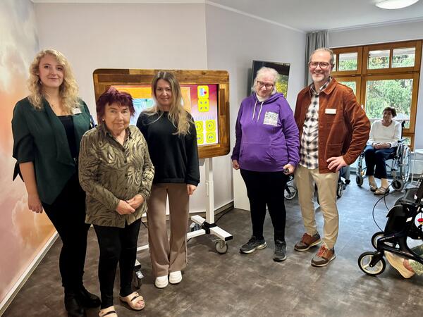 v.l.: Jennifer Hezel, Sozialarbeiterin und Heimbewohnerin Waldtraud Steinbach sowie Ina Stiller von der Beratungsstelle Alter & Technik und Heimbewohnerin Monika Elisabeth Voss sowie Heimleiter Matthias Trautmann freuen sich darber, dass es mglich war, den Pflegeaktivittstisch Myndboard im Brgerheim Schwenningen auszuprobieren.