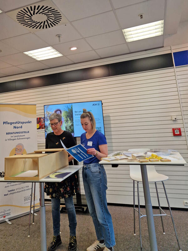 v.l. Ulrike Junge und Vanessa Bornschlgl vom Pflegesttzpunkt Schwarzwald-Baar-Kreis beim Demenzparcours. Hier werden Aufgaben in der Spiegelbox durchgefhrt. Durch die verzerrte Wahrnehmung stoen die Besucher an ihre Frustrationsgrenzen und knnen somit Nachempfinden wie es ist, wenn etwas nicht mehr so gelingt, wie man es mchte.