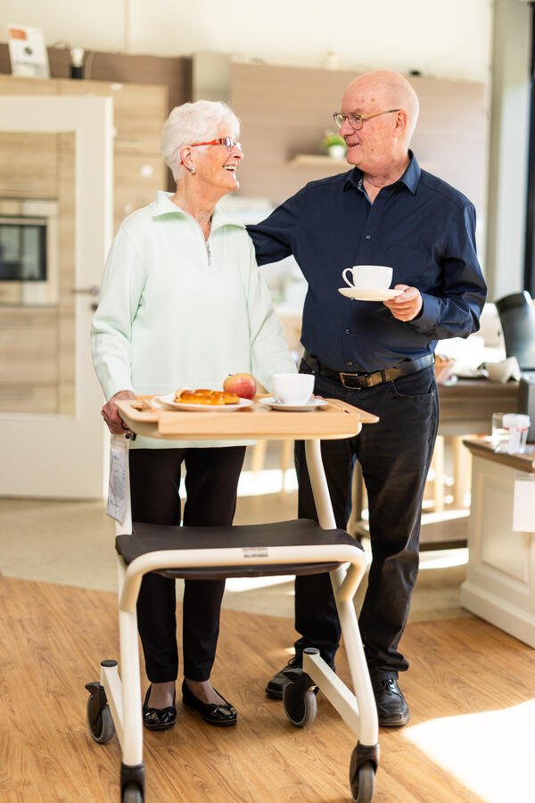 Die Musterwohnung BEATE macht vom Wohnraum-Rollator bis hin zum Treppenlift vielseitige Hilfsmittel und Alltagshelfer erlebbar.