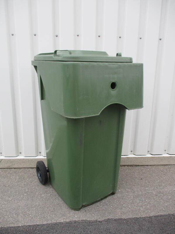 Musterbild eines DU-Behlters mit Aufnahmeschrze, der ausgetauscht werden soll