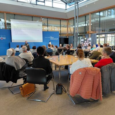 Bei der Kommunalen Pflegekonferenz des Schwarzwald-Baar-Kreises kamen die Vertreterinnen und Vertreter aus Pflegeeinrichtungen, Verwaltung und Zivilgesellschaft im Landratsamt Schwarzwald-Baar-Kreis zusammen und informierten sich darber, wie moderne Technik die Pflege untersttzen und den Pflegealltag erleichtern kann.