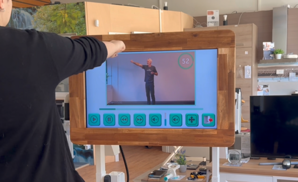 Beim Pflegeaktivittstisch MyndBoard brachten angeleitete Bewegungsbungen Schwung in Krper und Geist.