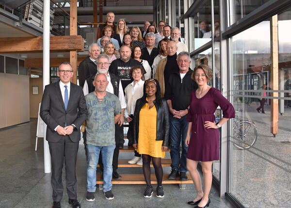 Die geehrten Mitarbeiterinnen und Mitarbeiter gemeinsam mit Landrat Sven Hinterseh und Monika Ziolek, Personalrat: Thomas Ekert (Forstamt), Volker Kser (Straenbauamt), Heike Molnar (Ordnungsamt), Ralf Nopper (Straenbauamt), Stefanus Prinz (Amt fr Soziale Sicherung, Pflege und Teilhabe) und Antje Schulz (Baurecht- und Naturschutzamt) alle 40 Jahre ffentlicher Dienst. Andrea Feis (Straenverkehrsamt), Annette Klotz (Straenverkehrsamt), Anita Knauss-Merkle (Amt fr Schule, Hochbau und Gebudemanagement) alle 40 Jahre Landkreis, Silvia Dortschy (Rechtsamt), Heike Ketterer (Amt fr Schule, Hochbau und Gebudemanagement) und Michael Podolski (Zweckverband MOVE) alle 25 Jahre ffentlicher Dienst, Julia Bliestle (Amt fr Soziale Sicherung, Pflege und Teilhabe), Evelyn Storz (Amt fr Schule, Hochbau und Gebudemanagement) beide 25 Jahre Landkreis.
Wilfried Borho (Kommunal- und Rechnungsprfungsamt), Marie-Therese Feulifack (Amt fr Soziale Sicherung, Pflege und Teilhabe), Helga Jahr (Kmmerei / Holzverkaufsstelle), Edith Kirner (Landwirtschaftsamt), Harald Knebel (Gewerbeaufsichtsamt), Gabriele Leute (Amt fr Schule, Hochbau und Gebudemanagement), Jakob Nagel (Amt fr Abfallwirtschaft), Jrgen Stach (Sozialdezernat), Friedbert Trendle (Amt fr Soziale Sicherung, Pflege und Teilhabe) und Anton Zrcher (Amt fr Schule, Hochbau und Gebudemanagement) alle Verabschiedung.
An der Feierstunde konnten leider nicht teilnehmen: Evelin Schellhammer (Amt fr Digitalisierung, 40 Jahre ffentlicher Dienst), Kerstin Gutmann (Amt fr Soziale Sicherung, Pflege und Teilhabe, 25 Jahre Landkreis) sowie Andrea Benninghaus (Amt fr Soziale Sicherung, Pflege und Teilhabe), Manuela Granget (Jugendamt), Selina Kramer (Amt fr Schule, Hochbau und Gebudemanagement), Lisa Lffler (Jugendamt), Suzan Maliqi (Jugendamt), Ruth Elisabeth Meyer (Amt fr Schule, Hochbau und Gebudemanagement), Renate Schfer-Tatan (Jugendamt) und Isolde Weinacker (Amt fr Schule, Hochbau und Gebudemanagement) alle Verabschiedung.