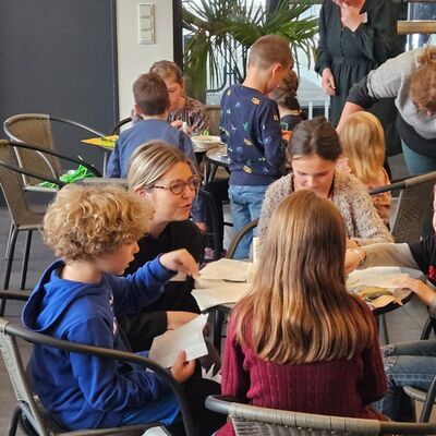 Erstmals gab es fr Pflegepersonen aus der Vollzeitpflege und der Kindertagespflege ein gemeinsames Jahresabschlussfest im Klosterhof. Dabei waren Mitarbeiterinnen und Mitarbeiter der Fachdienste vor Ort, um persnlich mit ihren Pflegefamilien ins Gesprch zu kommen. Fr leuchtende Kinderaugen sorgten die Bastelangebote.