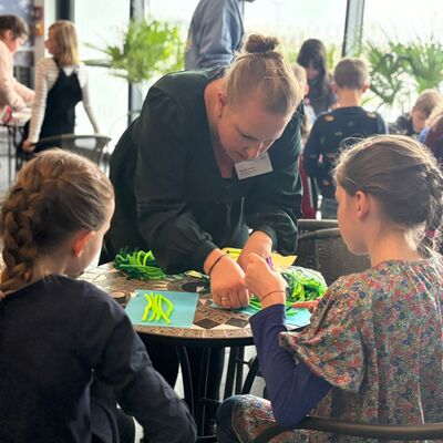 Erstmals gab es fr Pflegepersonen aus der Vollzeitpflege und der Kindertagespflege ein gemeinsames Jahresabschlussfest im Klosterhof. Dabei waren Mitarbeiterinnen und Mitarbeiter der Fachdienste vor Ort, um persnlich mit ihren Pflegefamilien ins Gesprch zu kommen. Fr leuchtende Kinderaugen sorgten die Bastelangebote.