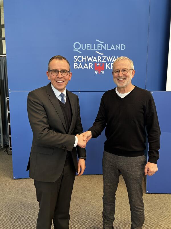 Landrat Sven Hinterseh dankte Sozialdezernent J�rgen Stach f�r seine langj�hrige T�tigkeit beim Landratsamt Schwarzwald-Baar-Kreis und verabschiedet ihn in den Ruhestand.