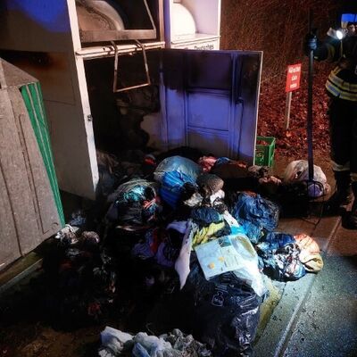 In Brand gesetzter Altkleidercontainer an der Habsburger Stra�e in Br�unlingen.