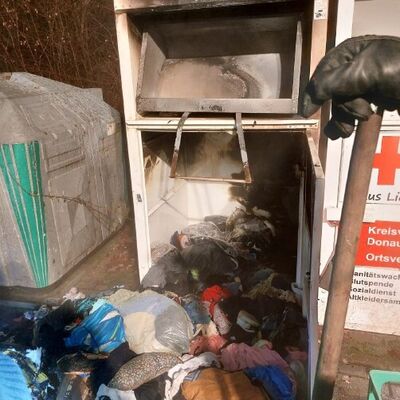 In Brand gesetzter Altkleidercontainer an der Habsburger Stra�e in Br�unlingen.