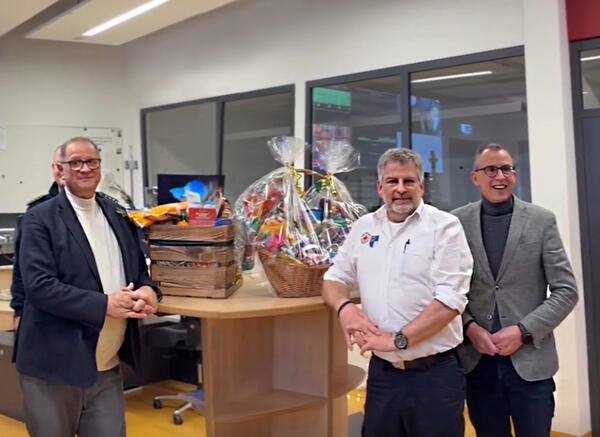 Landrat Sven Hinterseh und Oberb�rgermeister J�rgen Roth besuchten die Integrierte Leitstelle im Schwarzwald-Baar-Kreis und dankten den Mitarbeitenden f�r ihren unerm�dlichen Einsatz im vergangenen Jahr.