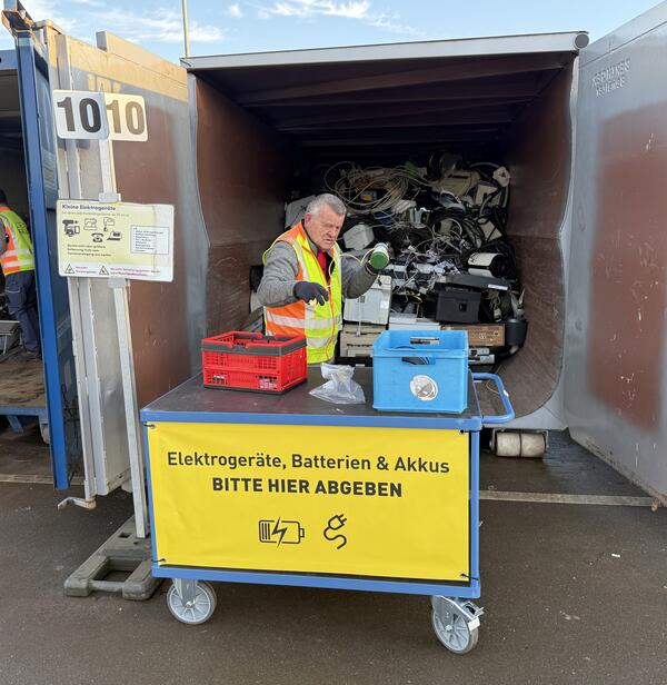 Manfred R�nniger, Betreuer auf dem Recyclingzentrum Donaueschingen, nimmt alte Elektroger�te, Batterien oder Akkus pers�nlich an einer Theke entgegen.