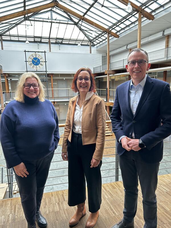 Landrat Sven Hinterseh (rechts im Bild) begr��t Heike Rau die neue Leiterin des Jugendamtes (Bildmitte) beim Landratsamt Schwarzwald-Baar-Kreis. Sie folgt Silke Zube als bisherige Stelleninhaberin nach deren internen Stellenwechsel zur Sozialdezernentin (links im Bild).