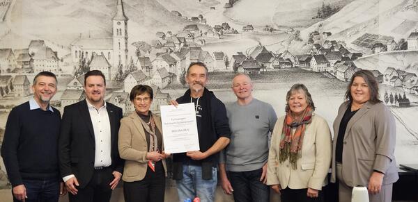 Staatssekret�rin Sabine Kurz (3. v.l.) �berreichte den zweiten Bewilligungsbescheid an Bj�rn Linhard (4. v.l.). Mit dem zweiten Bewilligungsbescheid k�nnen die n�chsten Umsetzungsschritte vorbereitet werden. Dar�ber freuen sich B�rgermeister Florian Merz (2. v.l.), Verfahrensleiter Werner Obergfell (1. v.l.), Horst Kern (5. v.l), Landtagsabgeordnete Martina Braun (2. v.r.) und Dr. Silke Lanninger, Dezernentin L�ndlicher Raum (1. v.r.) (@Landratsamt Schwarzwald-Baar-Kreis)