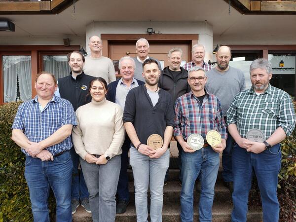 1.Reihe von links: Daniel Dreher 1. Vorsitzender, Jessica Gruber Zuchberaterin Landratsamt Schwarzwald-Baar-Kreis, Landwirtschaftsamt, Philip Maier Beisitzer mit einer Herdenleistung von 6.832 Kilo, Thomas Huber, Herdenleistung 7.629 Kilo, Lothar Ebner, Beisitzer und Herdenleistung von 7.199 Kilo. 

2. Reihe von links: Mathias Hensler Gesch�ftsf�hrer Rinderunion BW, Herbert Eckert Beisitzer, J�rgen Thoma, Schriftf�hrer, Bernhard Schleicher 2. Vorsitzender 

3.Reihe von links: Bernhard �cker, Beisitzer, Johannes Hohloch Zuchtleiter, Hilpert Gerhard, Kassierer