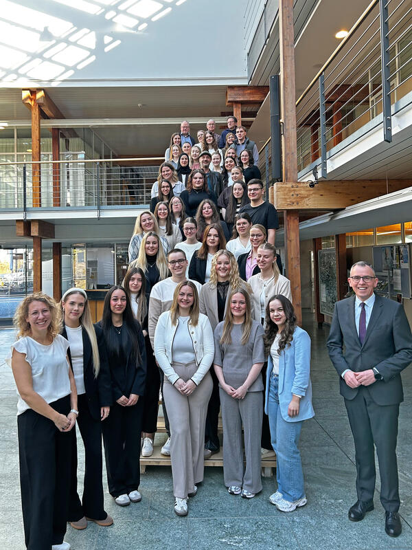 Die Pr�fung zur und zum Verwaltungsfachangestellten haben bestanden: Mariam Alawie, Semina Bajic, Nina Bertsche, Celina Bienert, Milena Binefeld, S�meyra Cetin, Valeria Domke, Anna-Sophia Ettwein, Jacqueline Fischer, Paula Gantert, Lena Guderian, Christina Heini, Timo Henneck, Selina Hensel, Nadja Hetzel, Lisa Hils, Lana Hofer, Evelyn Huck, Lisa Jeitner, Katharina Kaufmann, Lisa Kirchenmaier, Annika Kosing, Linda Meyer, Alisa Rominger, Valerie Rosental, Edward Seidens, Pascal Straub, Juliette Stumpf, Lejla Sulejmani, Emilia Tischkunov, Arta Veseli, Leonie Wasinger, Denis Wechter, Lena Witke, Senna Yerlikaya. Es gratulierten Landrat Sven Hinterseh, Miriam Gro� (Gesch�ftsf�hrerin Verwaltungsschule Villingen-Schwenningen), Christian Mayer (Dozent Kommunales Haushaltsrecht), Manfred Pfaff (Dozent Kommunalrecht), Melanie S�ttele (Dozentin �ffentliches Ordnungswesen), Fiona Schmid (Dozentin Verwaltungslehre), Elena Sch�tz (Dozentin Personalwesen), Reiner Ullrich (Dozent Fallbezogene Rechtsanwendung).