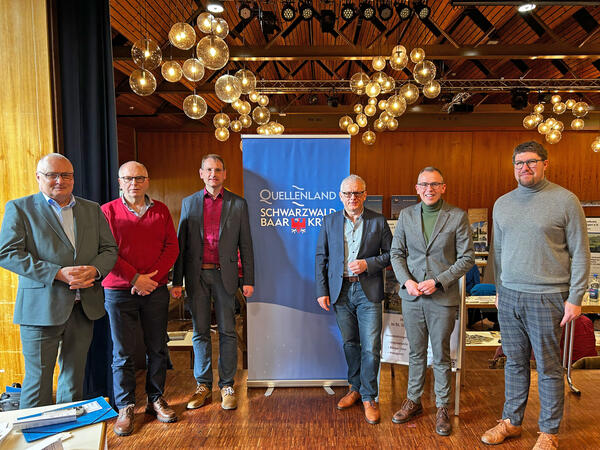 v. l.: B�rgermeister Michael Rieger, Stadt St. Georgen, Dr. Hans-Joachim Schuster, Kreisarchivar Landkreis Tuttlingen, Clemens Joos, Kreisarchivar Landkreis Schwarzwald-Baar-Kreis, Prof. Dr. Ulrich Eith von der Universit�t Freiburg, Landrat Sven Hinterseh und Johannes Waldsch�tz, Kreisarchivar Landkreis Rottweil.