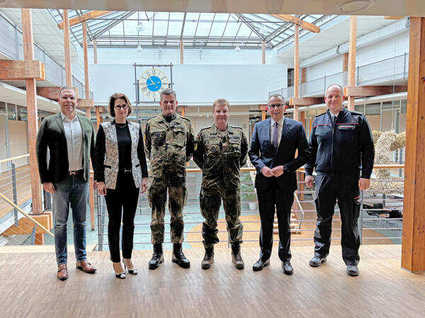 Kreisverbindungskommando im Gespr&auml;ch mit Landrat Sven Hinterseh