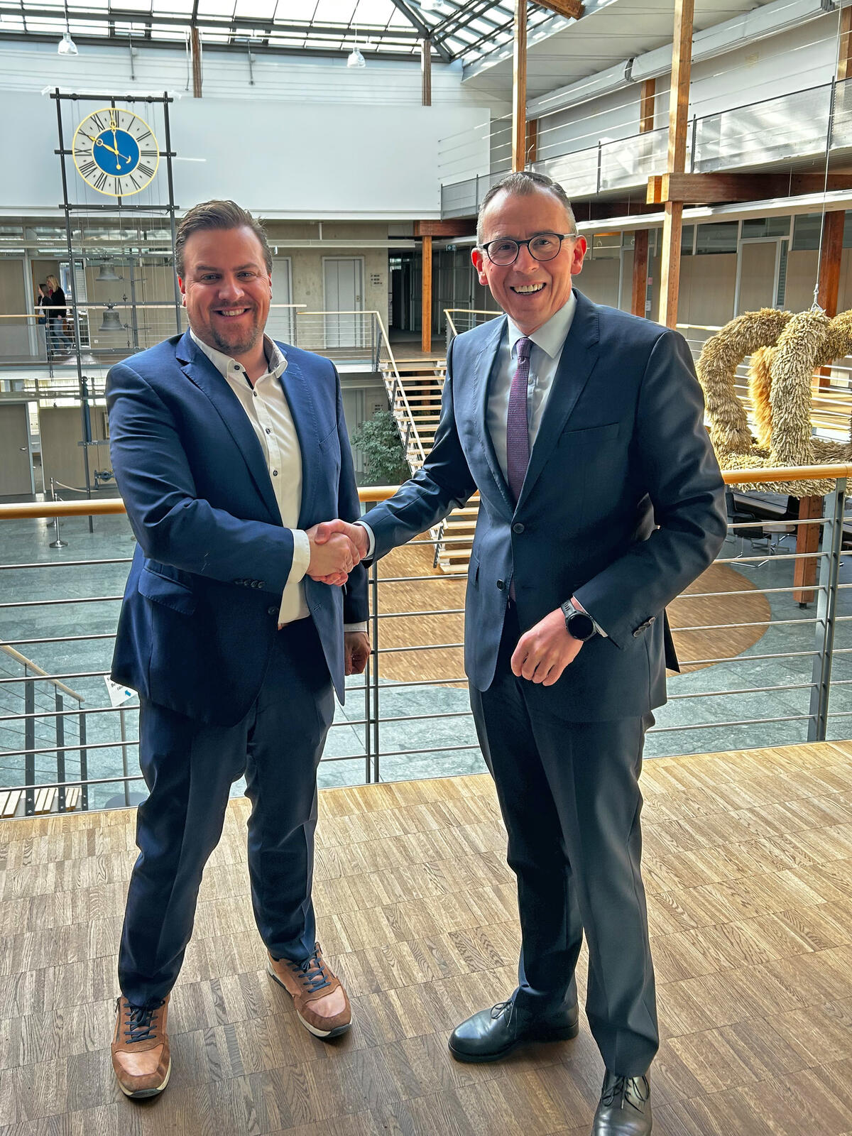 Landrat Sven Hinterseh begr&uuml;&szlig;t B&uuml;rgermeister Florian Merz bei Antrittsbesuch im Landratsamt